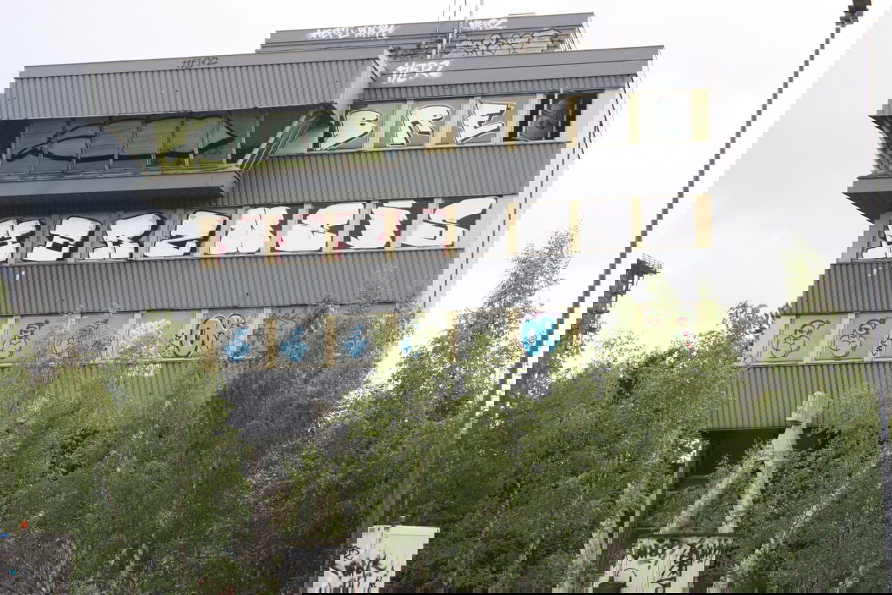 Graffiti Bombing - Photo by unitedartist - herz, weis