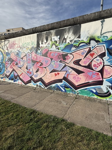 Graffiti Wall in Berlin - Photo by user18372 - rubes (2026)