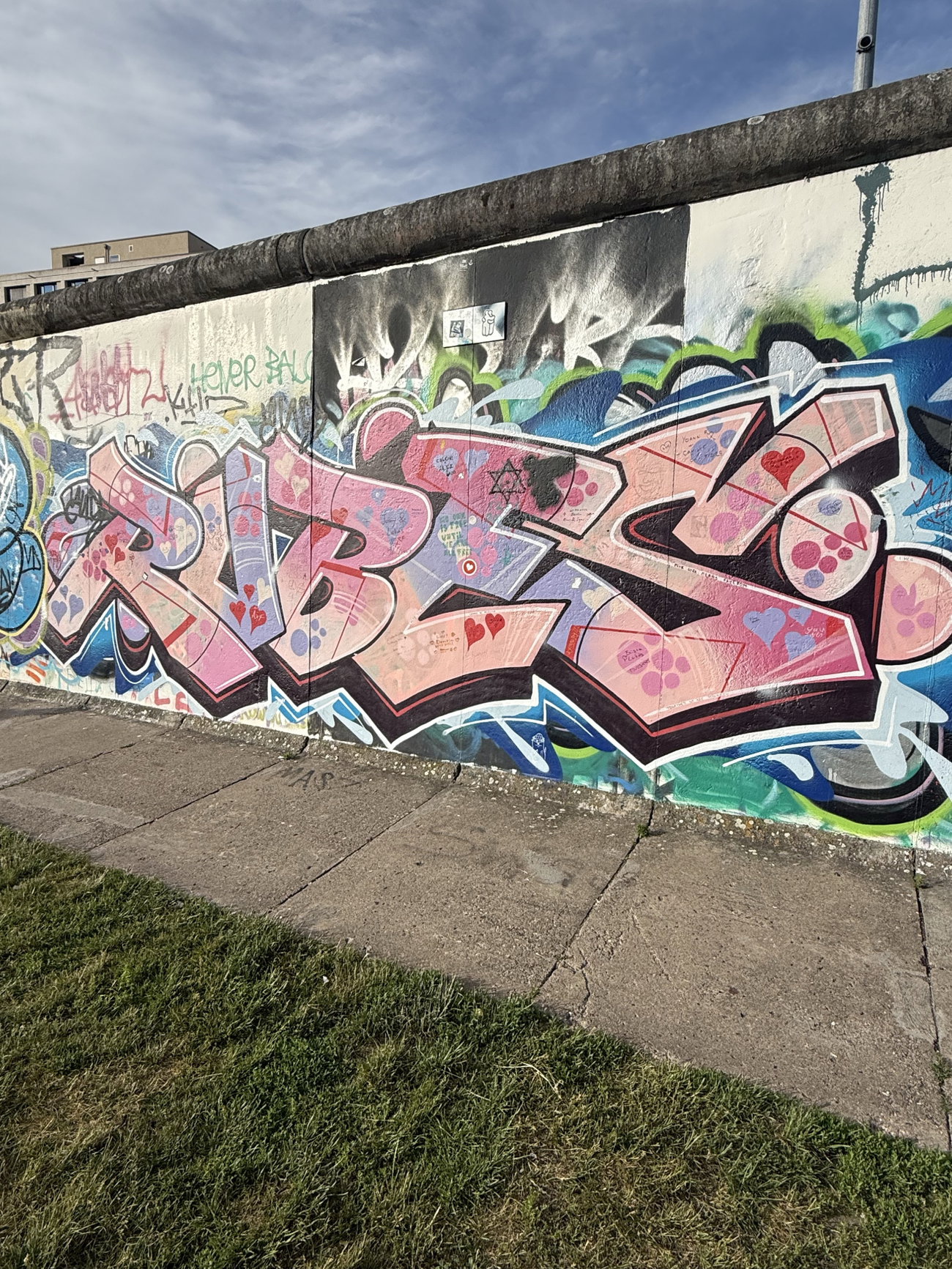 Graffiti Wall in Berlin - Photo by user18372 - rubes (2026)