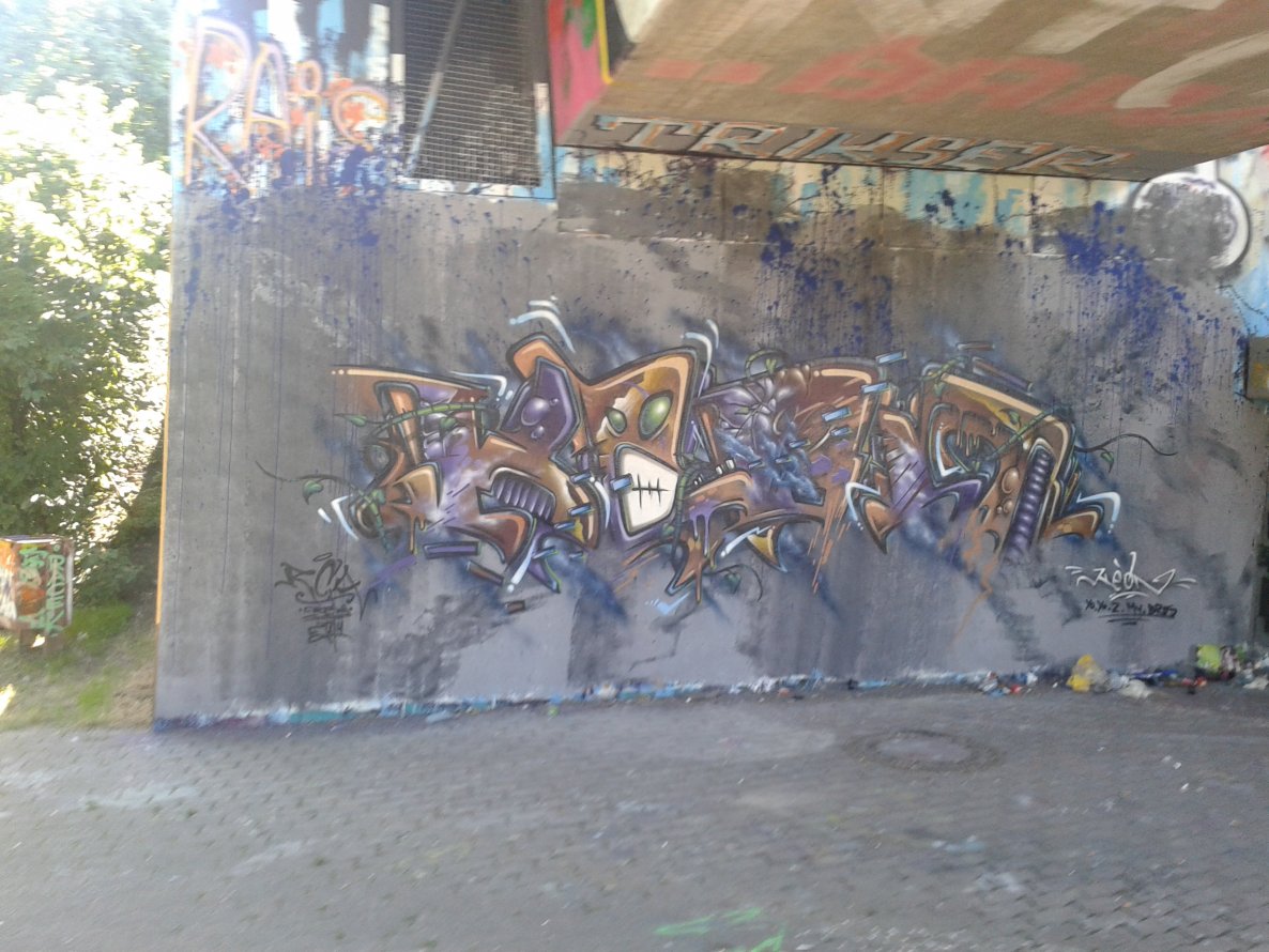 Graffiti Wall - Photo by vAl - keon