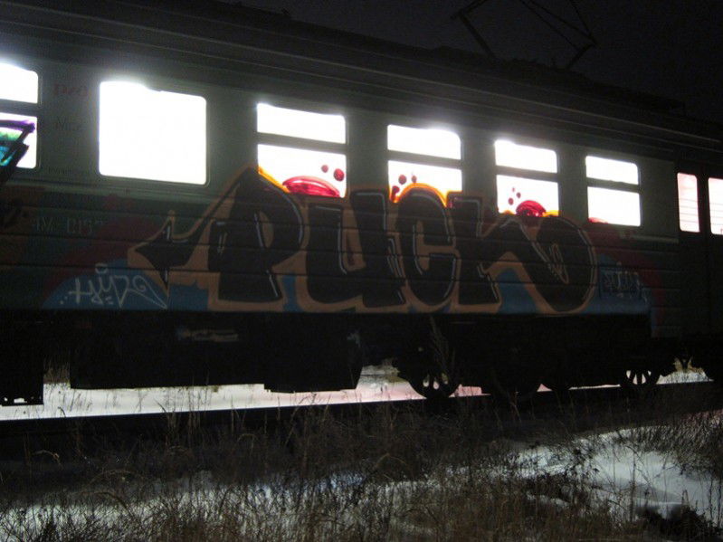 Graffiti Train in MOW - Photo by vivalamoscu - hml, puch, punch (2012)