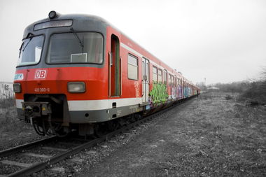 Graffiti Train in Leverkusen - Photo by wallsdontlie - train, rakis, ridim