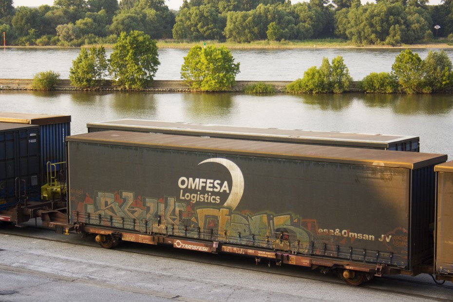 Graffiti Train in Köln - Photo by wallsdontlie - shuk, mogis, freight