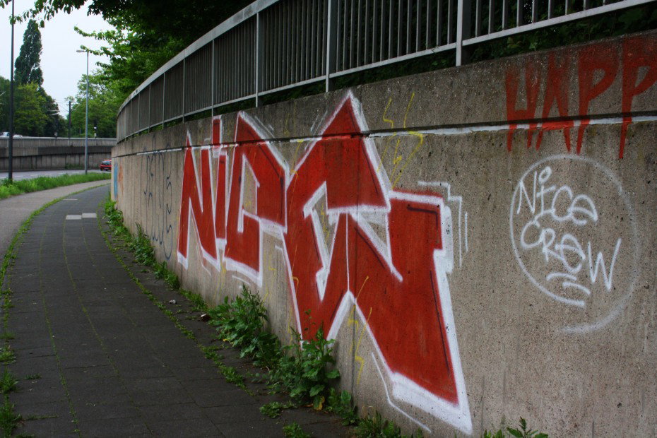 Graffiti Bombing in Köln - Photo by wallsdontlie - nice, köln