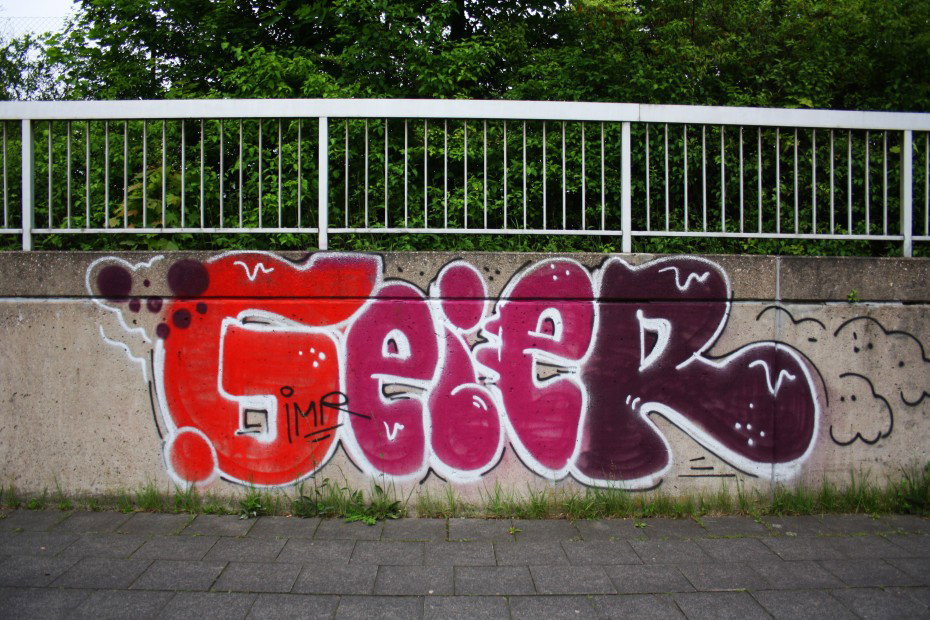Graffiti Bombing in Köln - Photo by wallsdontlie - geier, köln
