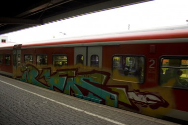 Graffiti Train in Köln - Photo by wallsdontlie - ibes
