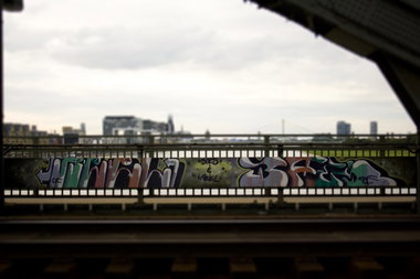 Graffiti Bombing in Köln - Photo by wallsdontlie - reel, baes, tilt