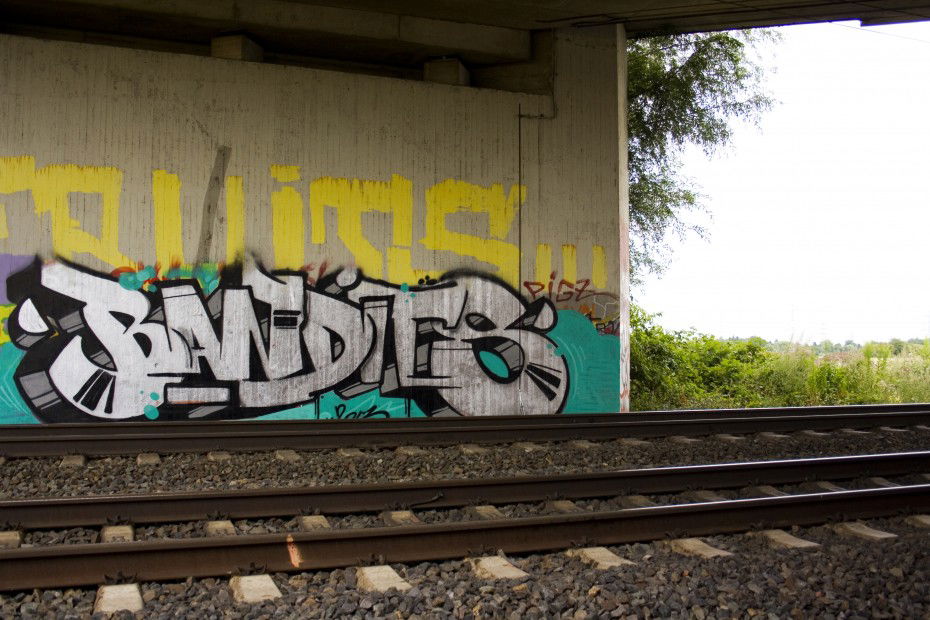 Graffiti Wall in Köln - Photo by wallsdontlie - bandits, train, line