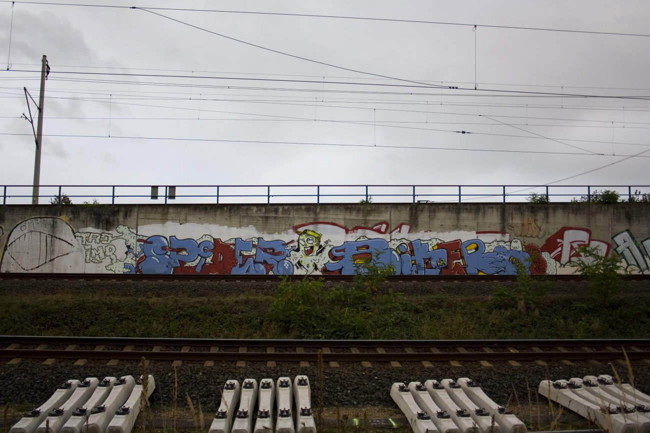 Graffiti Wall in Köln - Photo by wallsdontlie - spider, biker, train