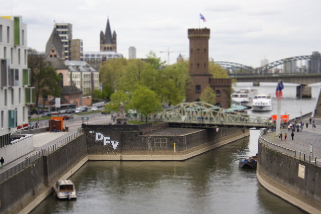 Graffiti Wall in Köln - Photo by wallsdontlie - dfv, tilt, shift