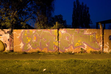 Graffiti Wall in Köln  - Photo by wallsdontlie - yaprak, nightshot