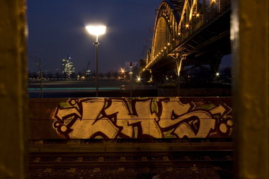 Graffiti Bombing in Köln - Photo by wallsdontlie - lhs