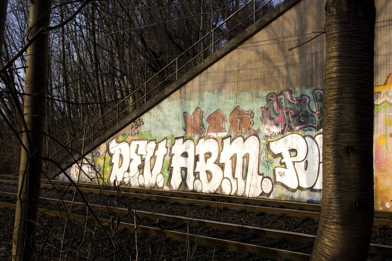 Graffiti Bombing in Köln  - Photo by wallsdontlie - dfv, abm, cologne
