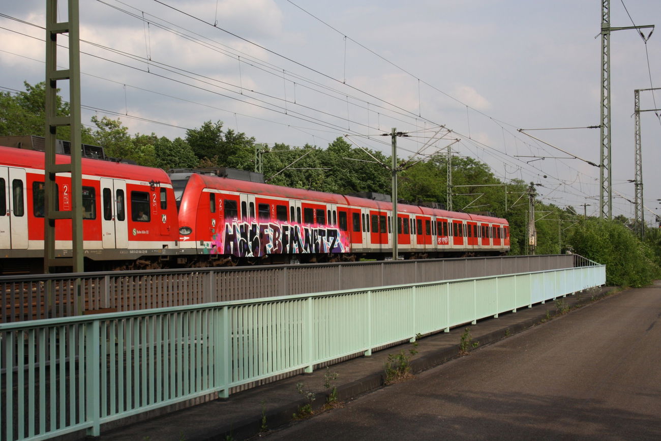 Graffiti Train in Köln  - Photo by wallsdontlie - hacf, bfm, netz