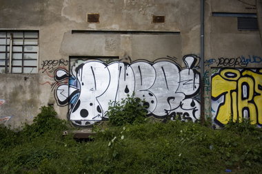 Graffiti Wall - Photo by wallsdontlie - poer, chrome, throwup