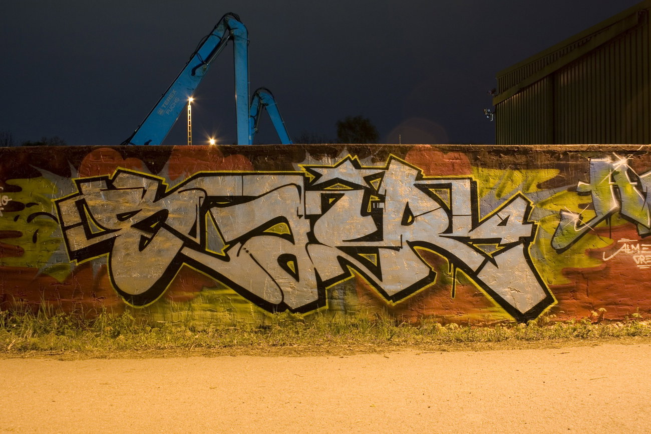 Graffiti Wall in Köln  - Photo by wallsdontlie - sair4, chrome