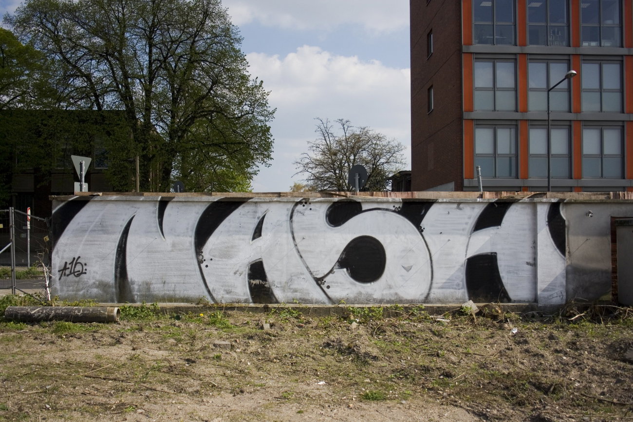 Graffiti Wall in Köln  - Photo by wallsdontlie - nash, chrome