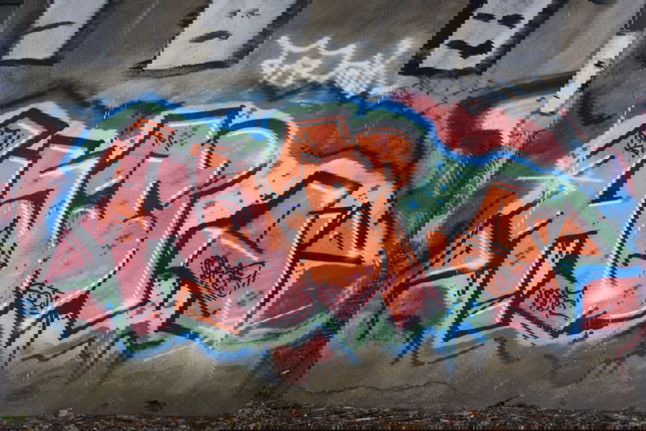 Graffiti Wall in Köln - Photo by wallsdontlie - hate