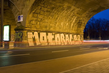Graffiti Bombing in Köln - Photo by wallsdontlie - motor, racer