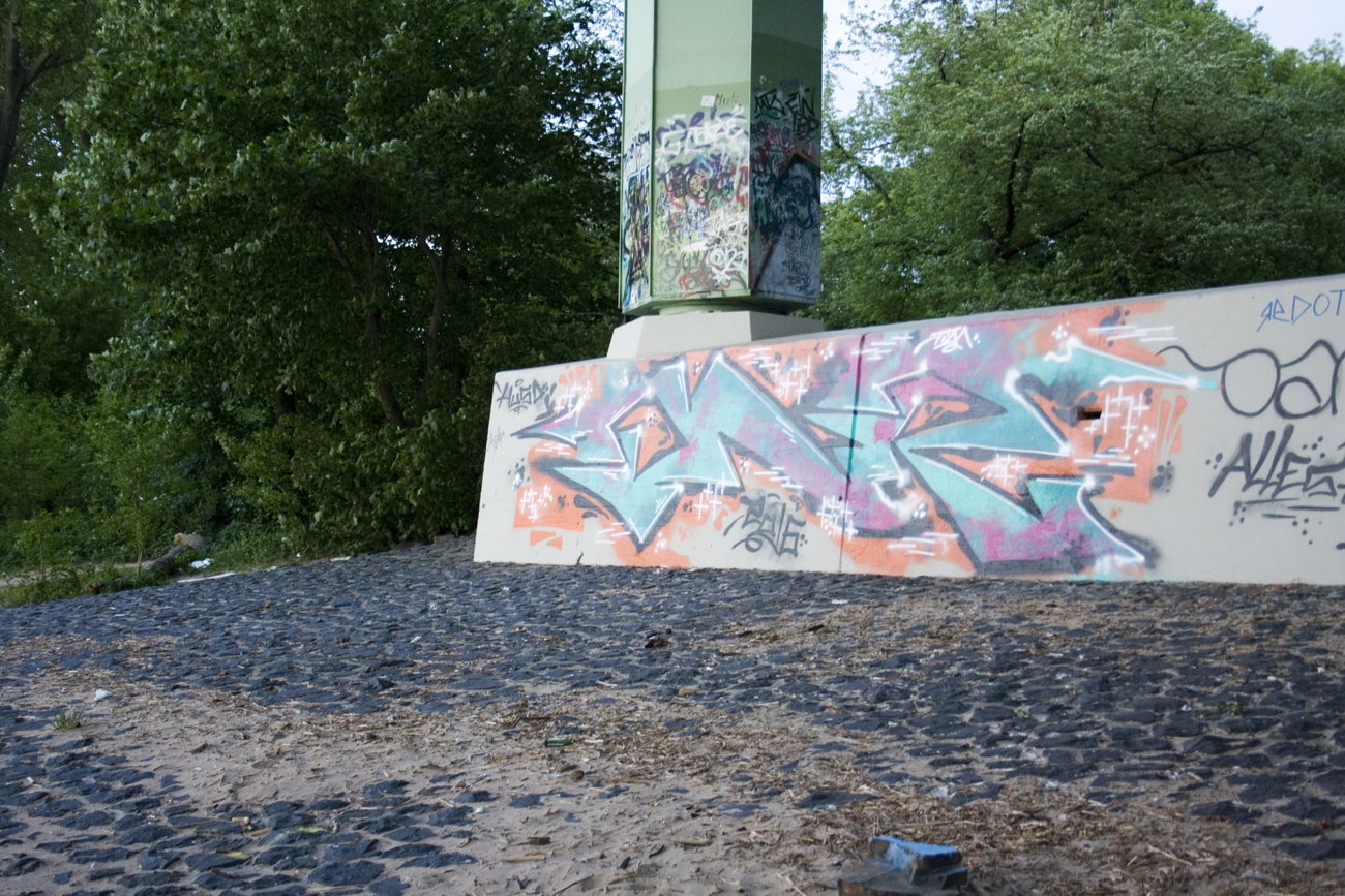 Graffiti Wall - Photo by wallsdontlie - onr