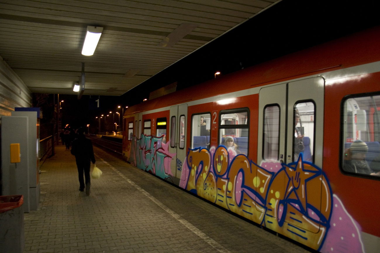 Graffiti Train in Köln  - Photo by wallsdontlie - nice, train, panel