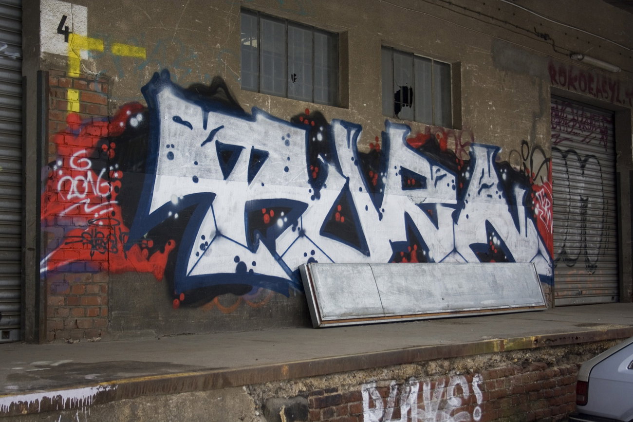 Graffiti Wall in Köln  - Photo by wallsdontlie - turn, chrome, cologne