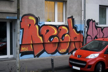 Graffiti Bombing in Köln - Photo by wallsdontlie - reel