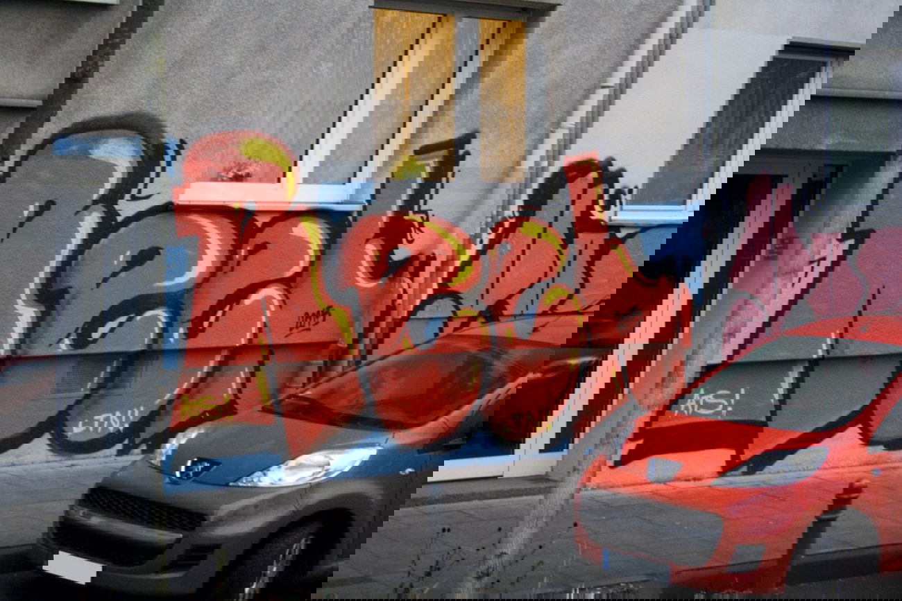 Graffiti Bombing in Köln - Photo by wallsdontlie - reel