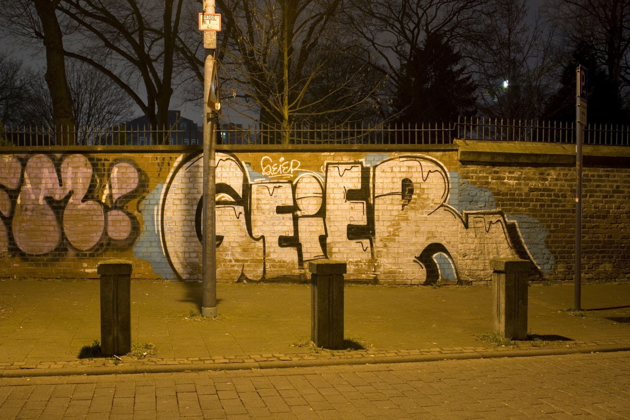 Graffiti Wall in Köln  - Photo by wallsdontlie - geier, nightshot, cologne