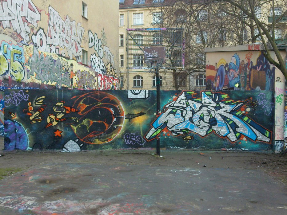 Graffiti Wall in berlin - Photo by weok - weok, okes, cns