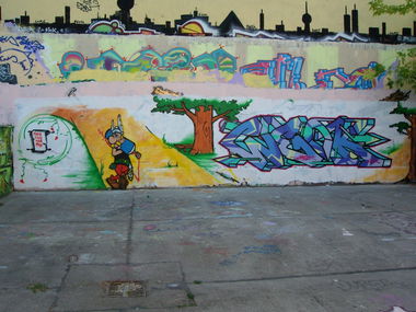 Graffiti Wall in berlin - Photo by weok - weok, okes, cns