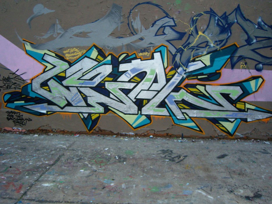 Graffiti Wall in berlin - Photo by weok - weok, okes, pire