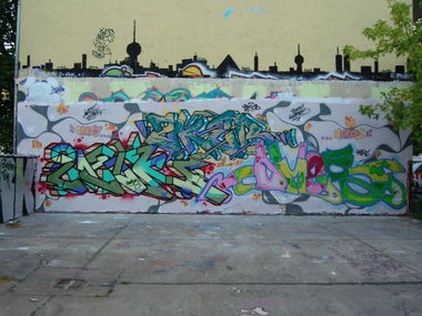 Graffiti Wall in berlin - Photo by weok - weok, skeb, Qmes