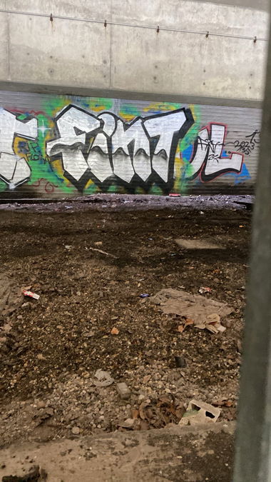 Graffiti Wall - Photo by whonift - fint