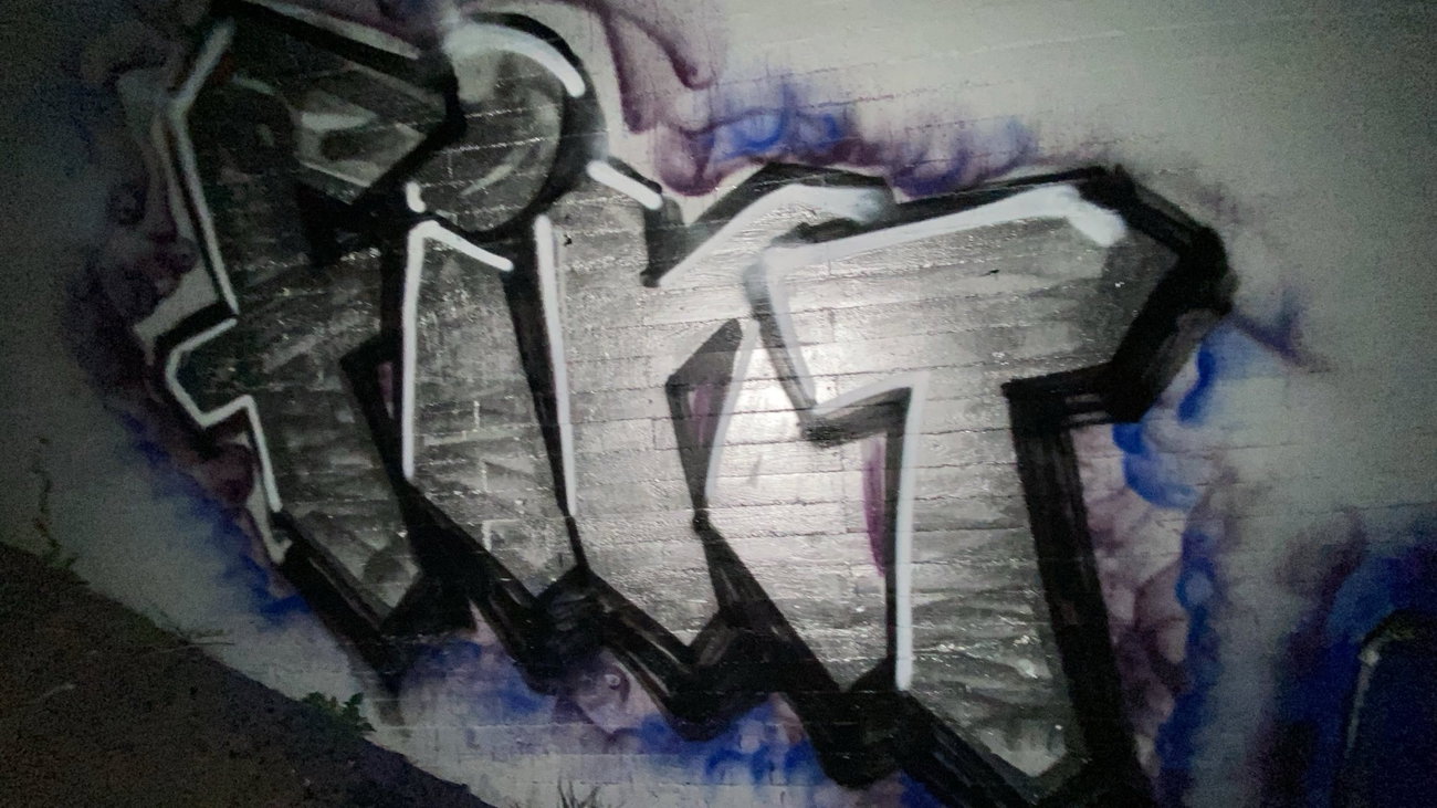 Graffiti Wall - Photo by whonift - fint