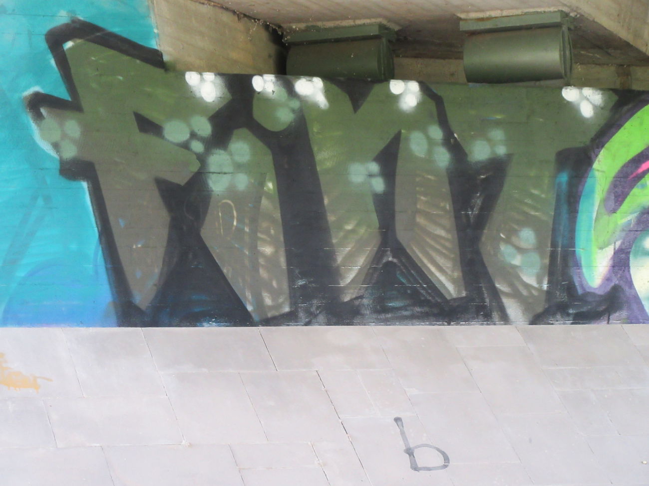 Graffiti Wall - Photo by whonift - fint