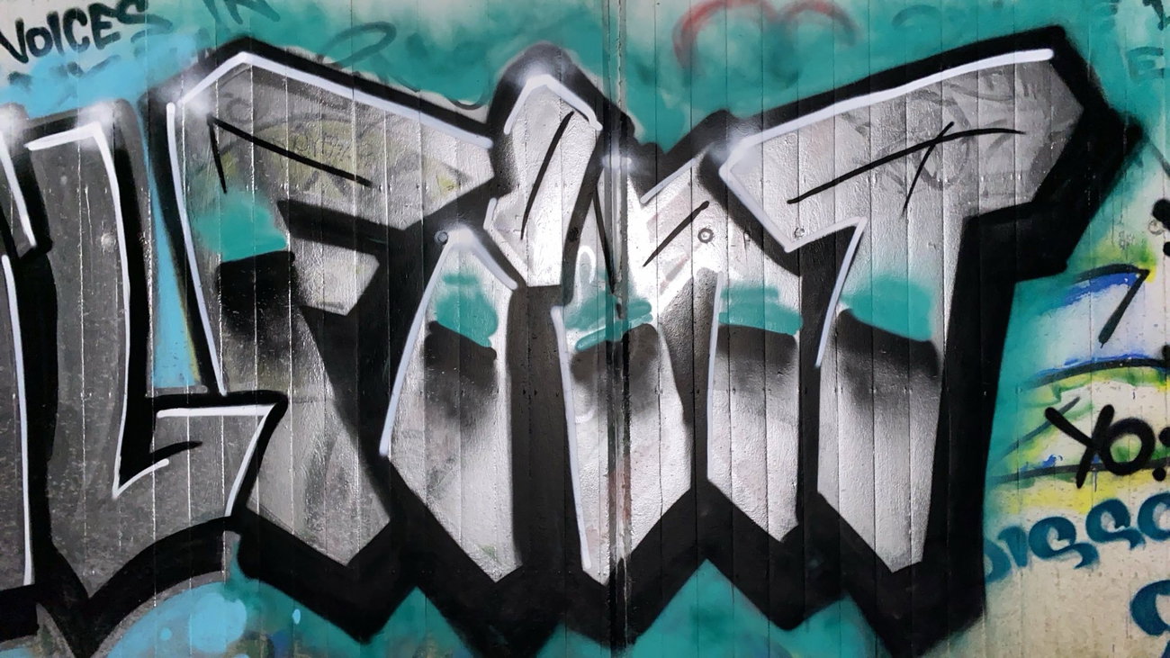 Graffiti Wall - Photo by whonift - fint