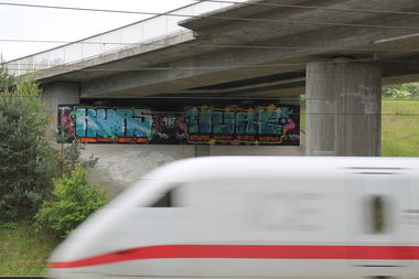 Graffiti Bombing - Photo by yukon - kurs, hure, 481 (2013)