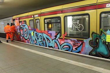 Graffiti Train in Berlin-Lichtenberg - Photo by yumyumyum - omer (2013)