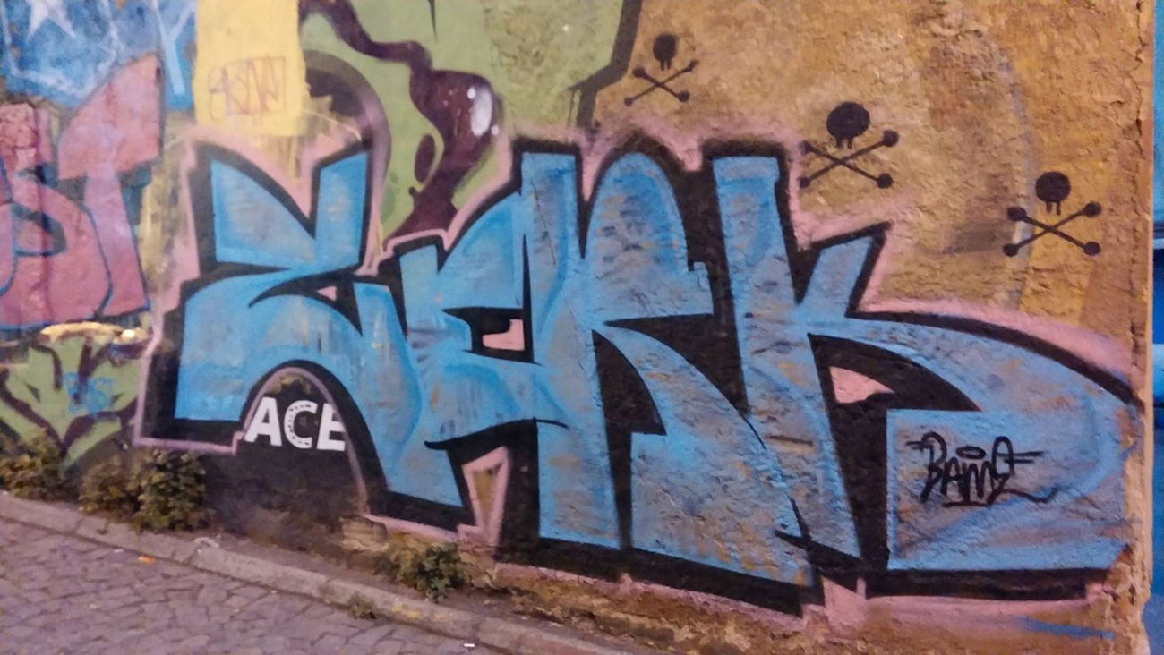 Graffiti Wall in Taksi̇m - Photo by zerkeizze - zerkeizze (2016)