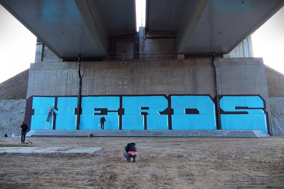 Graffiti Wall in Toru - Photo by zero7 - zero7, nerds (2011)