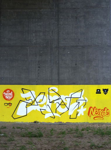 Graffiti Wall in Toru - Photo by zero7 - zero7, nerds