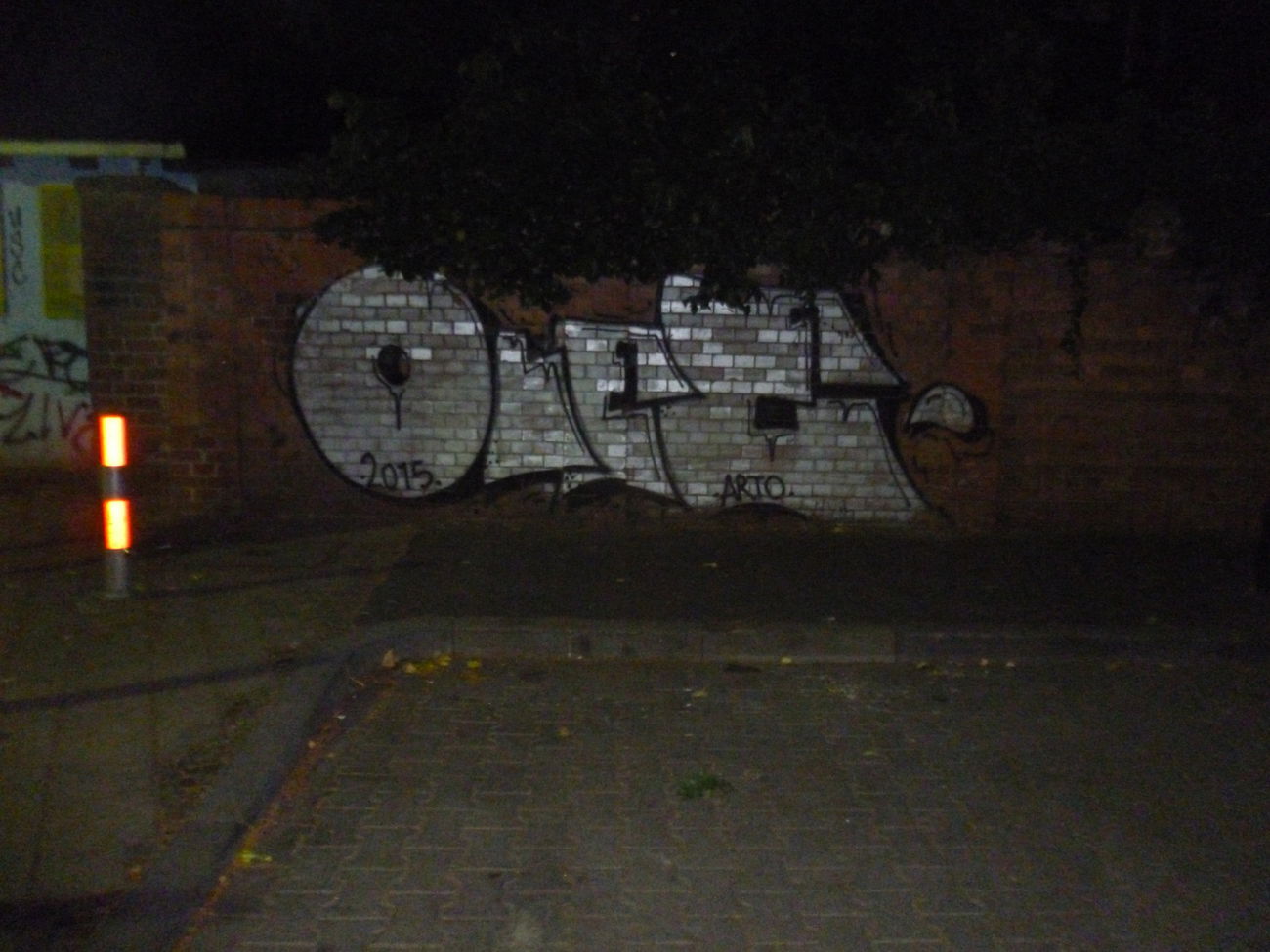 Graffiti Bombing - Photo by ziemlichwarm - Olee