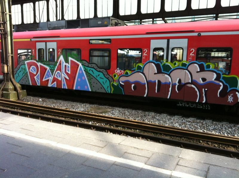 Graffiti Wall - Photo by zore - play, oder, dads (2012)