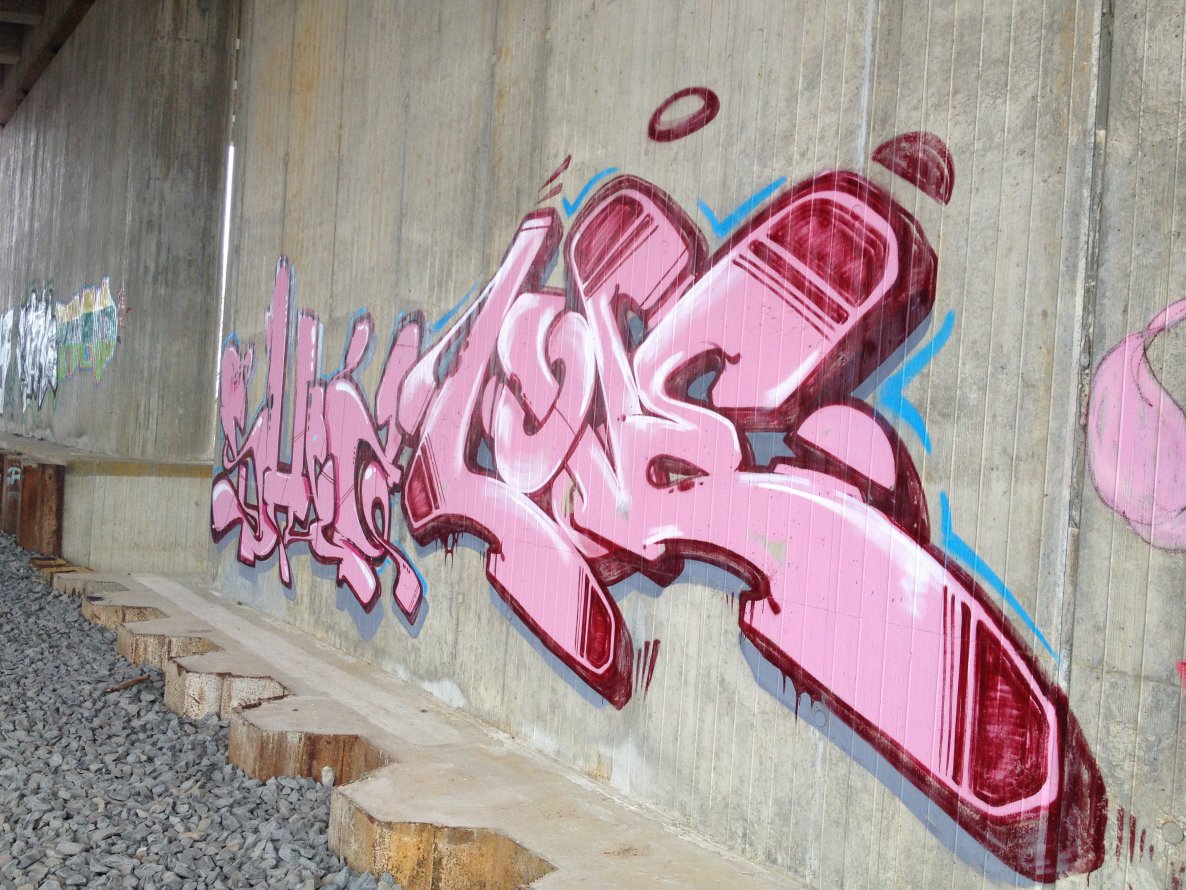 Graffiti Wall - Photo by zore - shiz, shi2, love