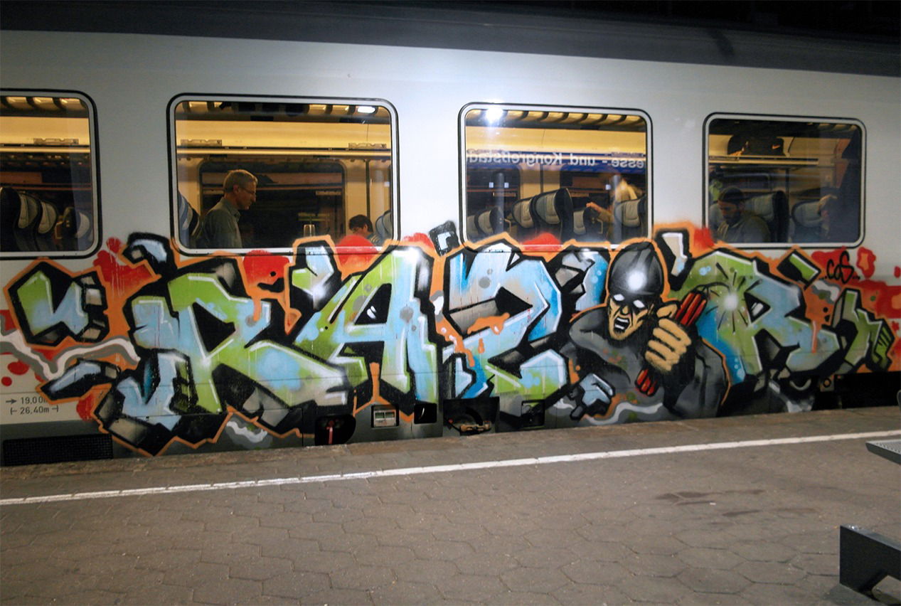 Graffiti Train - Photo by zzzzz