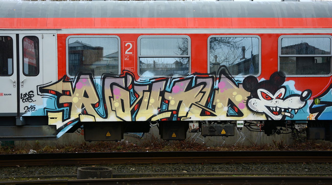 Graffiti Train - Photo by zzzzz - Round (2015)