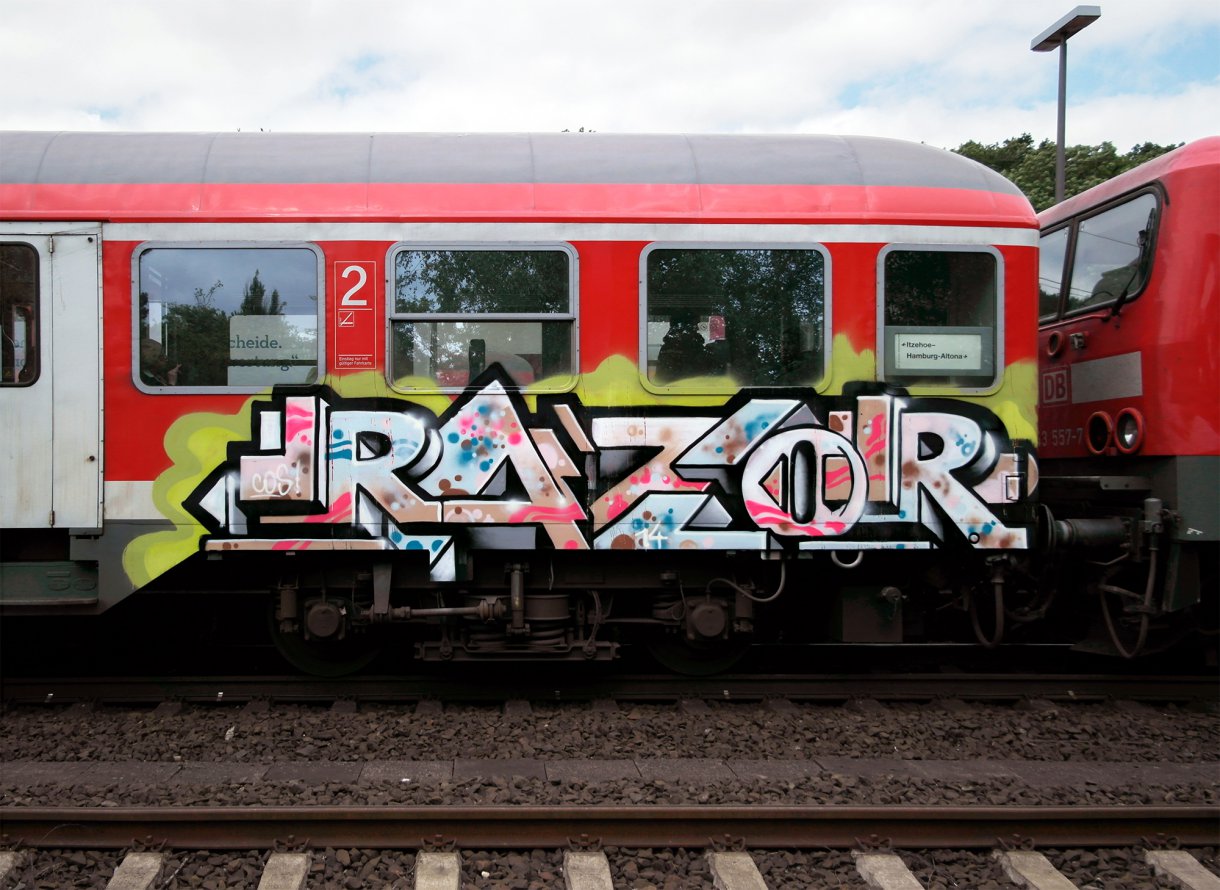 Graffiti Train - Photo by zzzzz - RAZOR (2014)