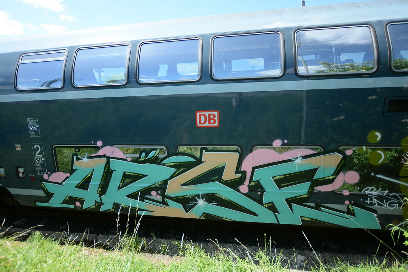 Graffiti Train - Photo by zzzzz