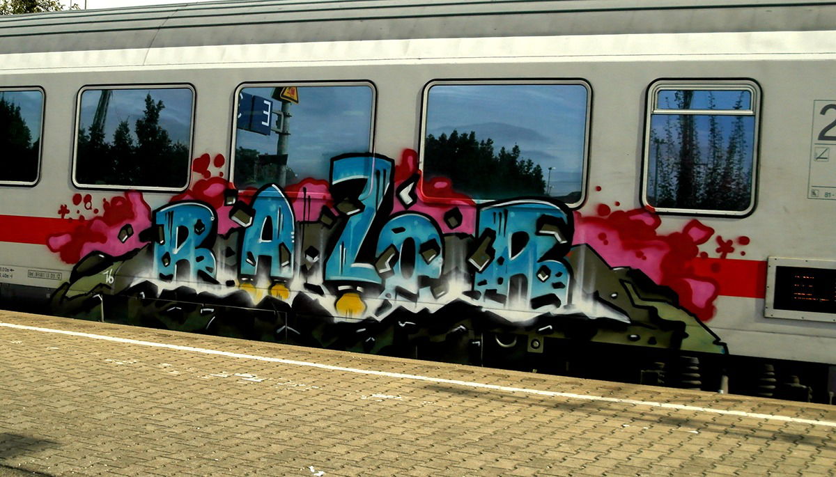 Graffiti Train - Photo by zzzzz
